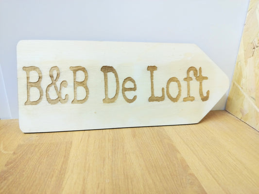 Gegraveerde houten wegwijzer