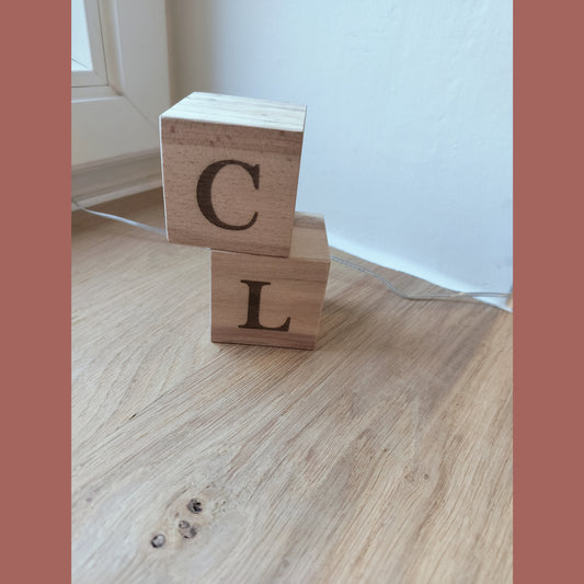 Houten blokken met gegraveerde letter