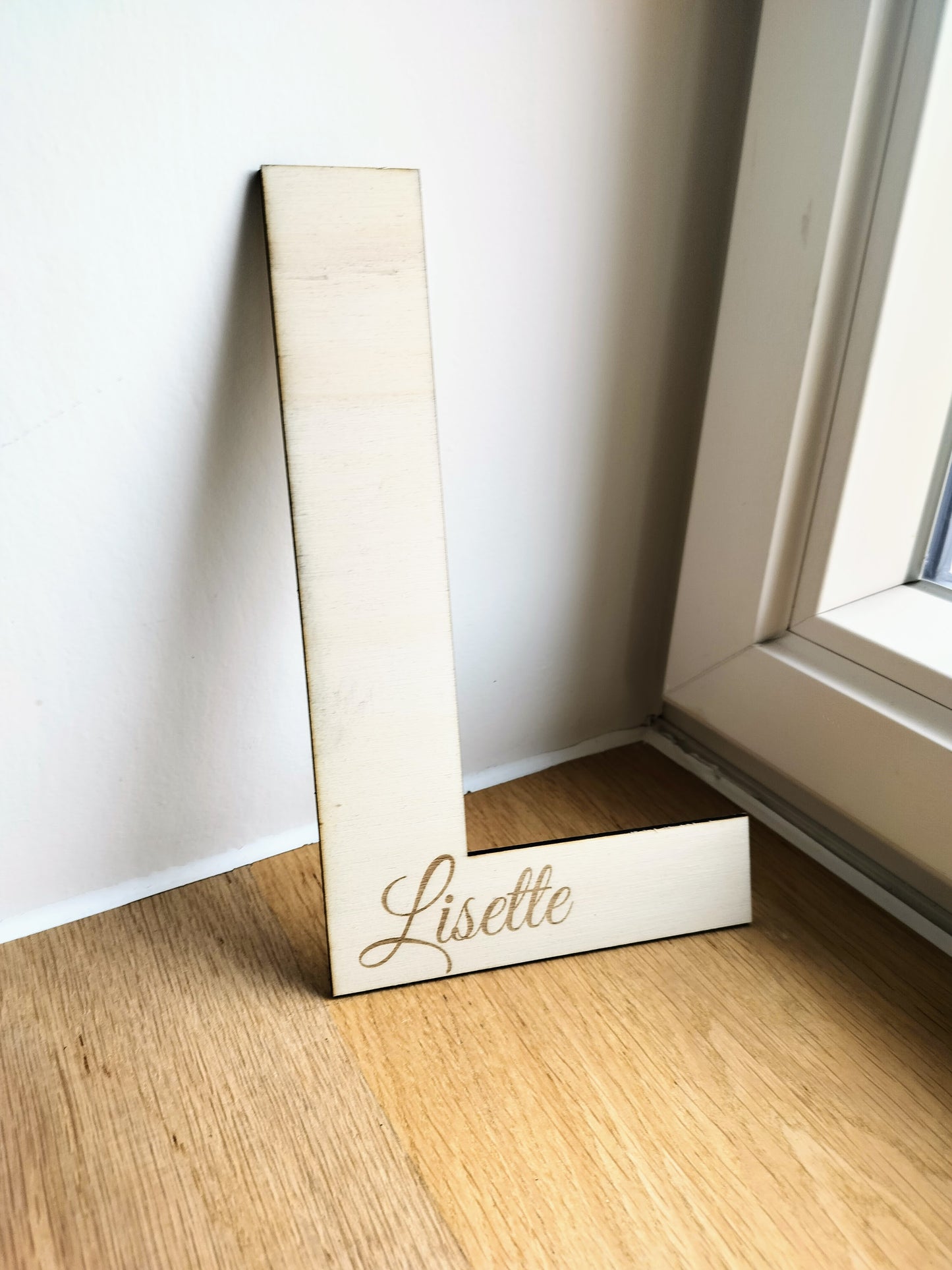 Houten letter met naam in gegraveerd