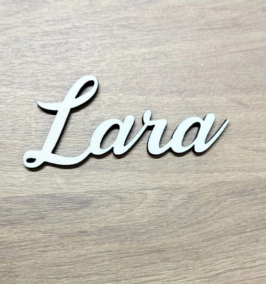 Uitgesneden naam in hout