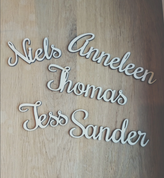 Houten uitgesneden naamkaartje