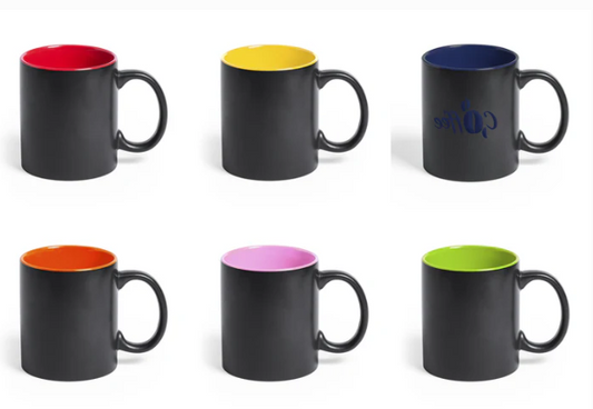 Gegraveerde mok zwart