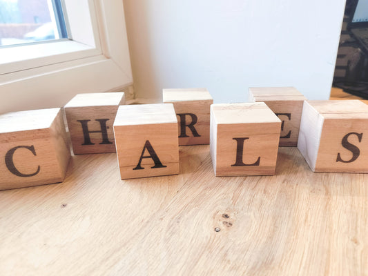 Houten blokken met gegraveerde letter