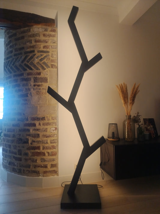 Zwarte houten staanlamp